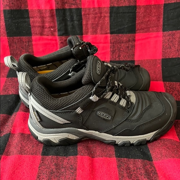 Keen Black and Gray Athletic Shoes with Mesh Fabric and Rubber Sole - Picture 3 of 6